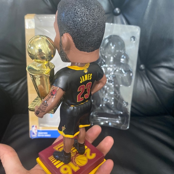 LeBron James Bobblehead CHAMPIONSHIP Cleveland cavaliers With Trophy 2016 nba - Picture 5 of 8